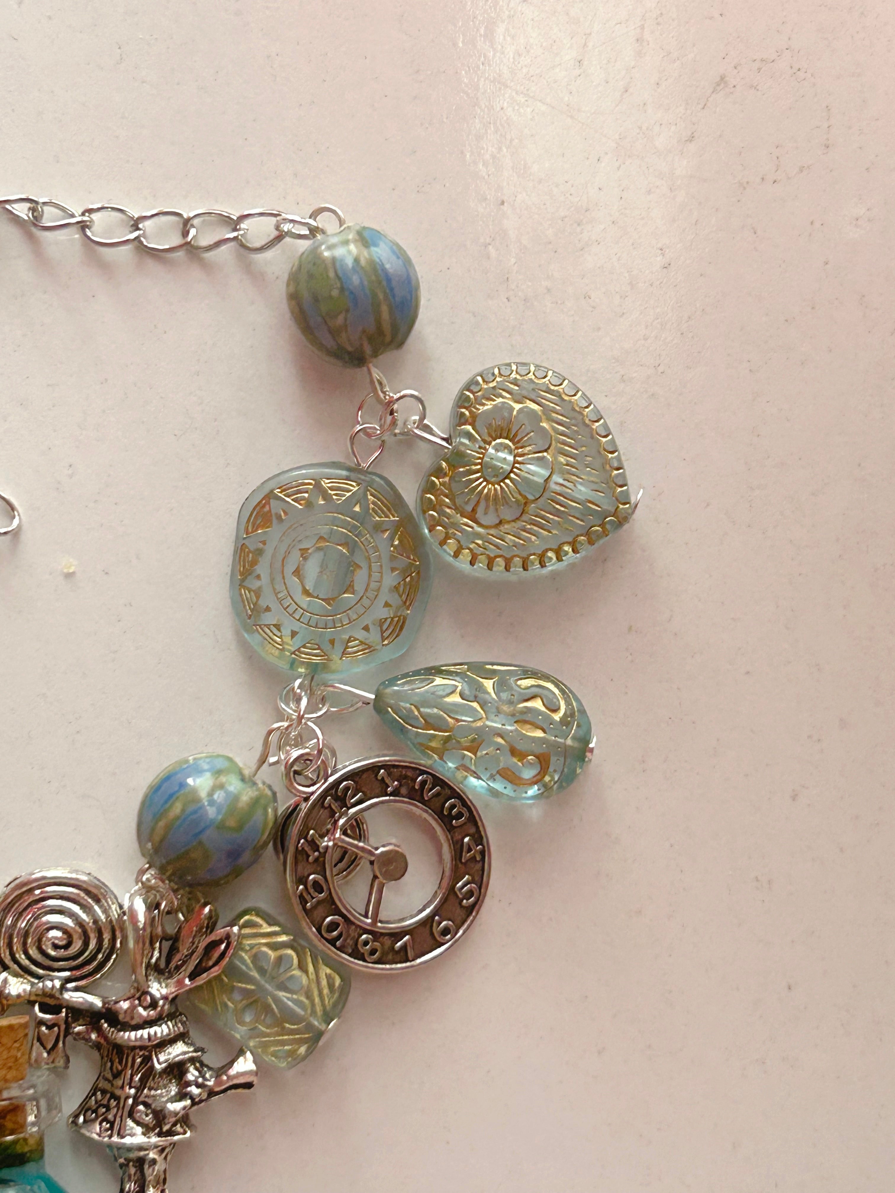 𝐀𝐥𝐢𝐜𝐞 𝐈𝐧 𝐖𝐨𝐧𝐝𝐞𝐫𝐥𝐚𝐧𝐝: 𝐃𝐫𝐢𝐧𝐤 𝐌𝐞 𝐁𝐨𝐭𝐭𝐥𝐞 𝐁𝐫𝐚𝐜𝐞𝐥𝐞𝐭 🗡️