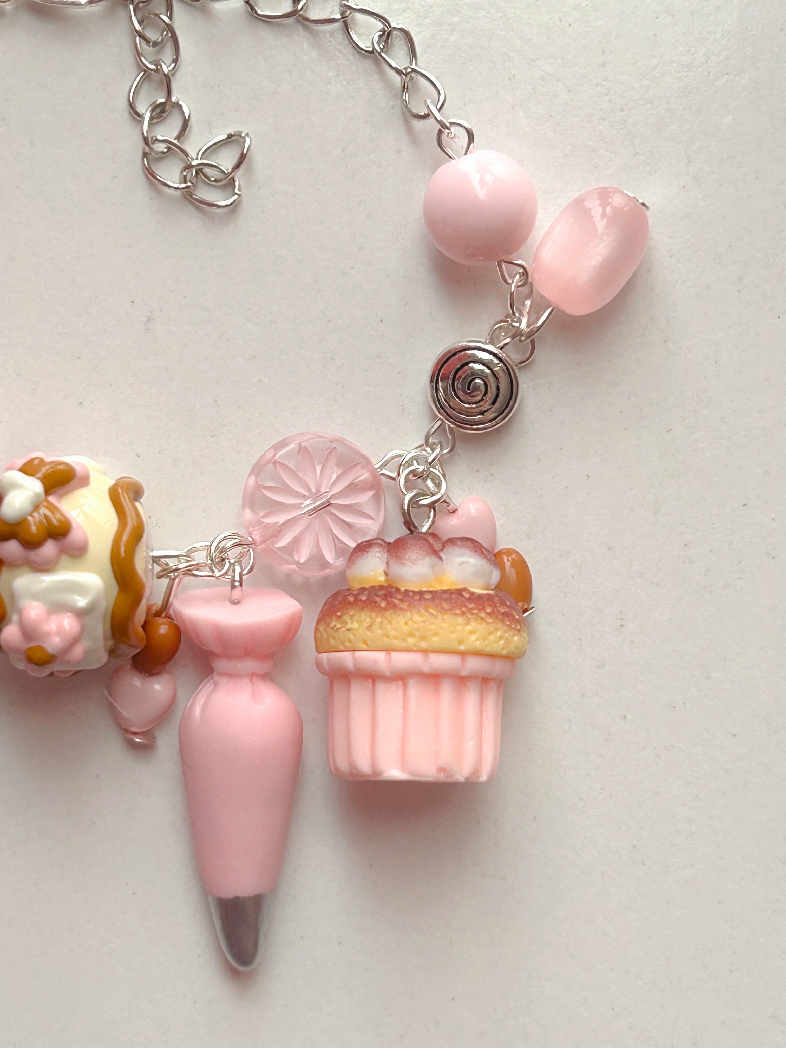 - 🍓𝐍𝐞𝐚𝐩𝐨𝐥𝐢𝐭𝐚n 𝐒𝐭𝐫𝐚𝐰𝐛𝐞𝐫𝐫𝐲 𝐂𝐡𝐨𝐜𝐨𝐥𝐚𝐭𝐞 𝐂𝐮𝐩𝐜𝐚𝐤𝐞 𝐁𝐫𝐚𝐜𝐞𝐥𝐞𝐭 🍫