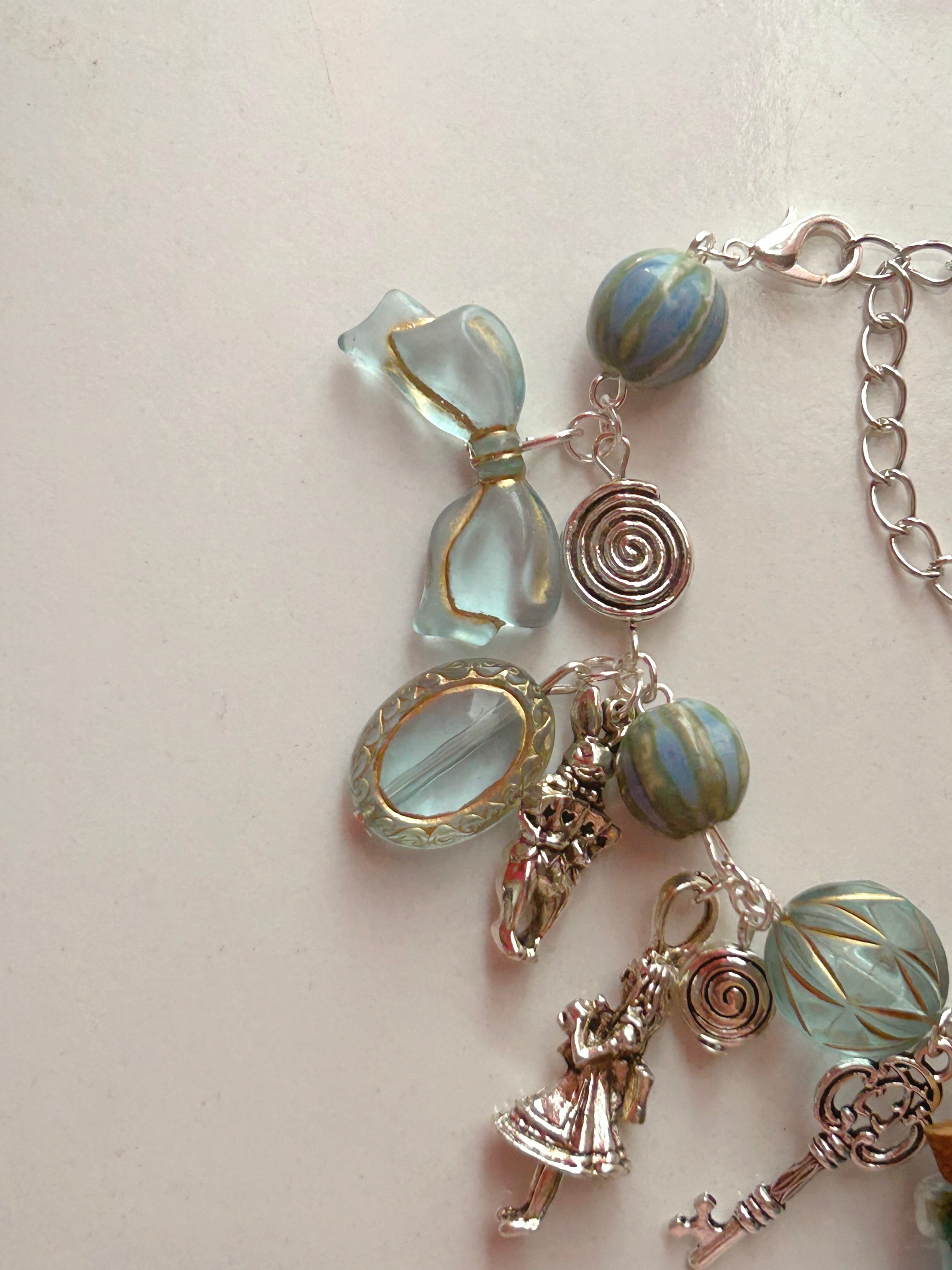 𝐀𝐥𝐢𝐜𝐞 𝐈𝐧 𝐖𝐨𝐧𝐝𝐞𝐫𝐥𝐚𝐧𝐝: 𝐃𝐫𝐢𝐧𝐤 𝐌𝐞 𝐁𝐨𝐭𝐭𝐥𝐞 𝐁𝐫𝐚𝐜𝐞𝐥𝐞𝐭 🗡️